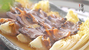 出鍋后擺上香菜。