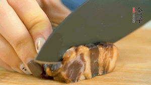 金字風味醬肉切成片，上鍋蒸15分鐘。