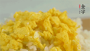 將雞蛋碎、西蘭花碎和放涼的米飯混合，用少許鹽、橄欖油調(diào)味。