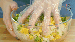 將飯團用手搓捏成圓球狀。