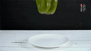 雞蛋打散，加青椒粒、蔥花攪拌。