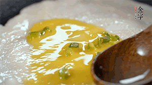 將雞蛋液鋪到面餅上，放上香腸。