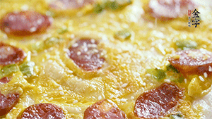 撒上一些芝麻，準(zhǔn)備一些番茄醬，一份早餐就做好了。