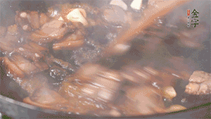 熱油下鍋，爆香蒜片。放入醬肉翻炒片刻后,下豌豆尖均勻翻炒。