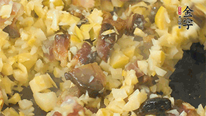 熱油起鍋，下醬肉丁炒香，再加入筍丁、適量水淀粉勾芡翻炒均勻。