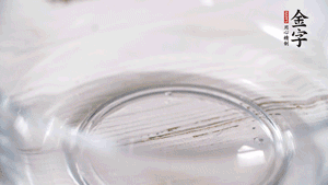 雞蛋加鹽、黃酒均勻打散，下鍋炒散。