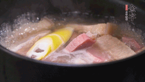火肉、豬肉加料酒、清水大火煮開后，加入春筍小火慢燉40分鐘，出鍋前撒蔥花即可。