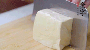 老豆腐切片，浸水備用。