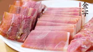 擺盤后鋪上老豆腐，淋點(diǎn)料酒，灑點(diǎn)白糖上鍋蒸20分鐘。