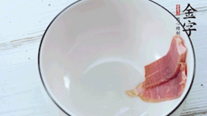 火腿一面涂抹蜂蜜，貼在碗底擺盤備用。