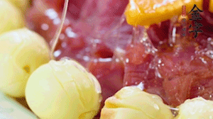 出鍋前10分鐘淋上蜂蜜，倒扣出來撒上桂花，擺上胡蘿卜裝飾即可。