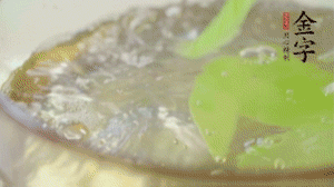 萵筍去皮切片，加鹽焯水。