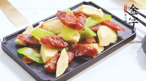 熱油下鍋，依次下金字香腸、萵筍、冬筍，均勻翻炒。