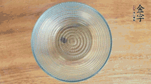 取一個碗，香菇倒放，香腸片圍繞鋪成圓形，加炒好的米飯壓實(shí)。