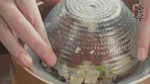 碗倒扣到盤中，擺上焯水后的熟蝦仁即可。