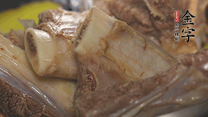 鍋中加熱適量油，加入姜和牛仔骨炒至外表呈金棕色。