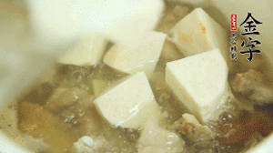 加入適量清水、黃酒燉開(kāi)后，小火煮1小時(shí)即可。