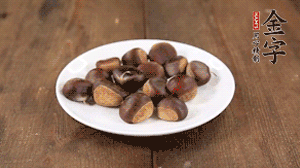 當季板栗剝去外殼和皮。