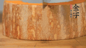 南瓜去皮洗凈后，切成規(guī)則的長(zhǎng)方形。