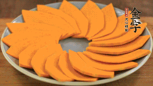 秋葵、南瓜交叉擺在盤中，然后香腸片置于上面，擺成花環(huán)狀。