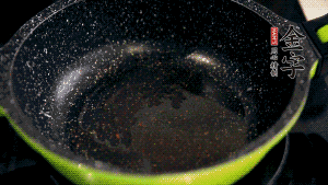 盆中放入炒好的蘿卜絲、香腸等食材，加粘米粉、澄粉，一邊倒香菇水，一遍攪拌成稀糊狀。（加入少量的澄粉可以讓蘿卜糕質(zhì)地柔軟又充滿彈性，而且還可以增加成品的透明感。 ）