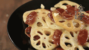 出鍋前加少許鹽調(diào)味，撒上蔥花即可。