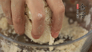 揉勻成光滑的面團(tuán)后，醒發(fā)半小時(shí)。