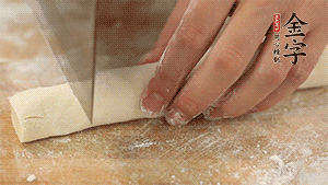 均勻切段后搓成長條狀，繞到香腸上，以紅豆點(diǎn)綴眼睛。