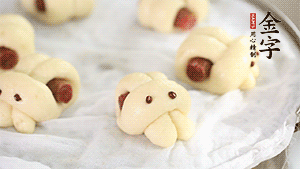 上鍋大火蒸20分鐘后，關(guān)火燜5分鐘就可以了。