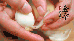 鮮百合花瓣剝成片。