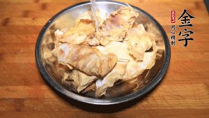 筍干冷水泡發(fā)至軟，切成小段，生姜切成片備用。