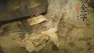 加適量溫水淹沒食材，大火燉至水沸后再小火慢燉1小時，出鍋前10分鐘加枸杞。（焯過水后的豬蹄不應(yīng)再用涼水，用溫水燉煮更容易軟爛。也可以用高壓鍋或者有煲湯功能的電飯煲，省時又便于入味。）