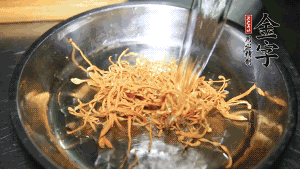 蟲草花用涼水浸泡10分鐘，干香菇溫水泡發(fā)至軟去蒂備用。蓮子、紅棗也可一同清洗干凈。