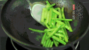 鍋中倒油，油溫7成熱時(shí)，放入四季豆煸炒至變色，然后放入香腸均勻翻炒，加少許清水燜煮1分鐘。