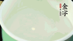鍋中盛涼水，放入汆燙好的鴿子、火腿片、生姜片。