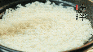 浸泡后的大米加入2湯匙生抽、1湯匙老抽調(diào)味。