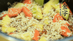 加入切好的胡蘿卜塊和南瓜塊、鹵牛肉塊攪拌均勻。放入電飯煲，按“煮飯模式”。