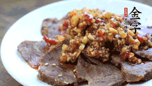 最后把醬汁淋到牛肉上即可，撒上芝麻、香菜。也可以把牛肉和醬汁攪拌均勻，讓牛肉與醬汁更加入味。