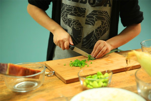 當(dāng)然，如果你愛吃蔥，可以切點蔥花加入。