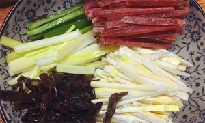 黑木耳泡發(fā)，黑木耳、韭黃、雷筍、青椒切成絲。