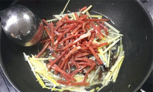 火腿絲、筍絲、黑木耳絲汆水后，瀝干。