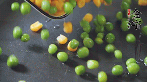 鍋7成熱時(shí)，下豌豆、玉米翻炒，再依次放醬肉、洋蔥碎、木耳碎。