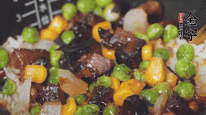 出鍋前加蠔油、生抽調(diào)味，撒點(diǎn)熟白芝麻即可。