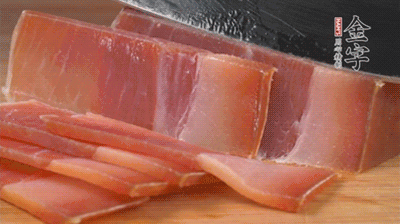 金字火腿切片，溫水浸泡5分鐘。