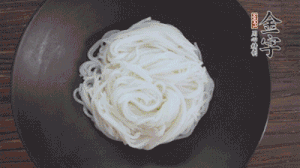 依次放入黃瓜絲、花生米、燙熟的豆芽、麻辣香腸、香菜、擺盤即可。