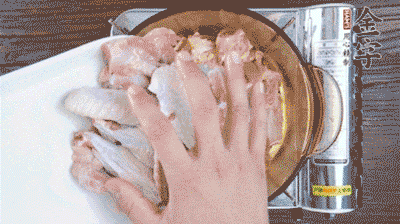 加料酒、蔥姜焯水2分鐘，清洗備用。