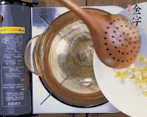 春筍丁焯水，1分鐘后加火腿丁一同汆燙1分鐘。