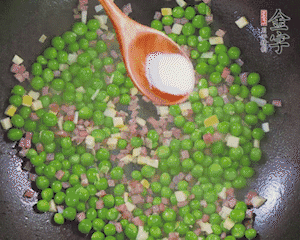 加水、料酒、鹽燒2分鐘即可。