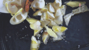 將淡咸肉、春筍、五花肉一起放入鍋中。