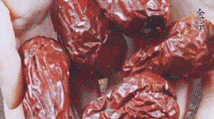 紅棗洗凈，對半剪開。